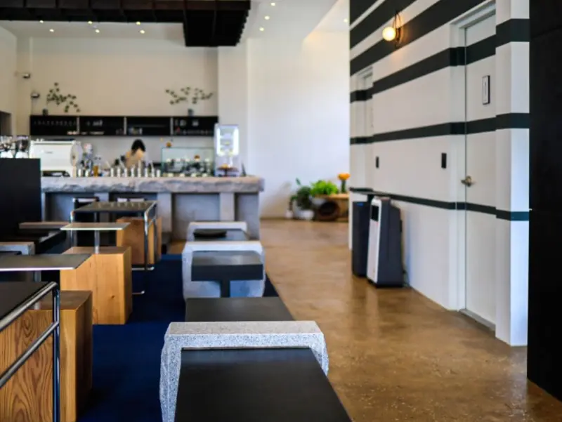 모던한 분위기의 카페 내부