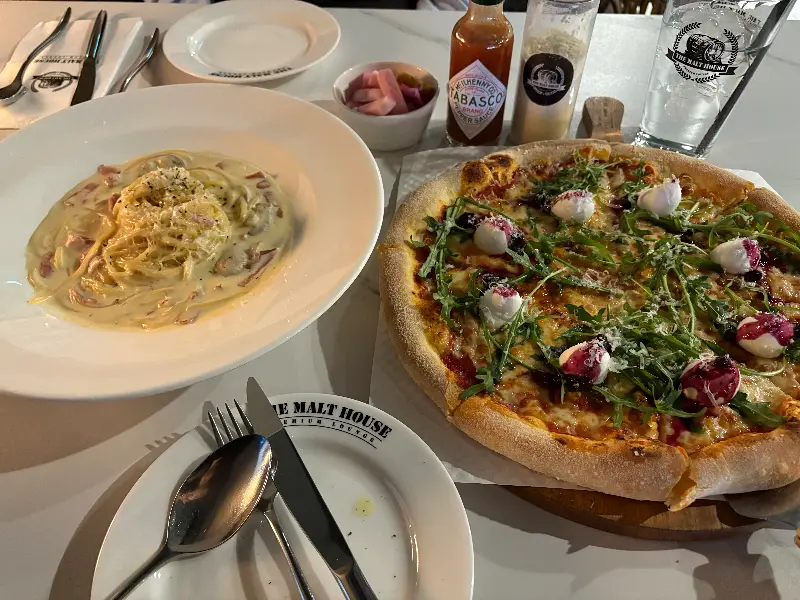 까르보나라 파스타와 리코타 루꼴라 피자의 조화