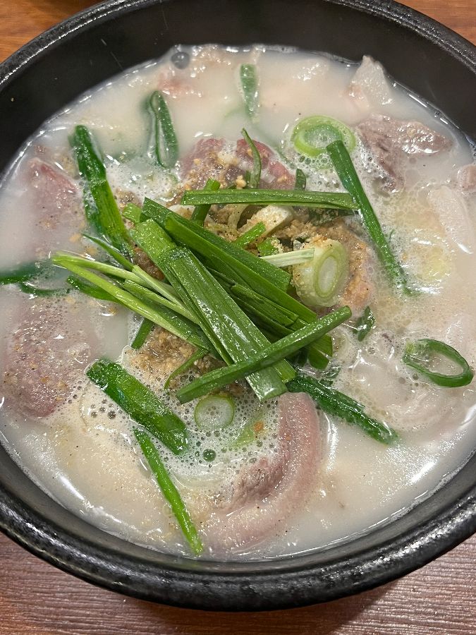 순대국의 풍성한 내용물