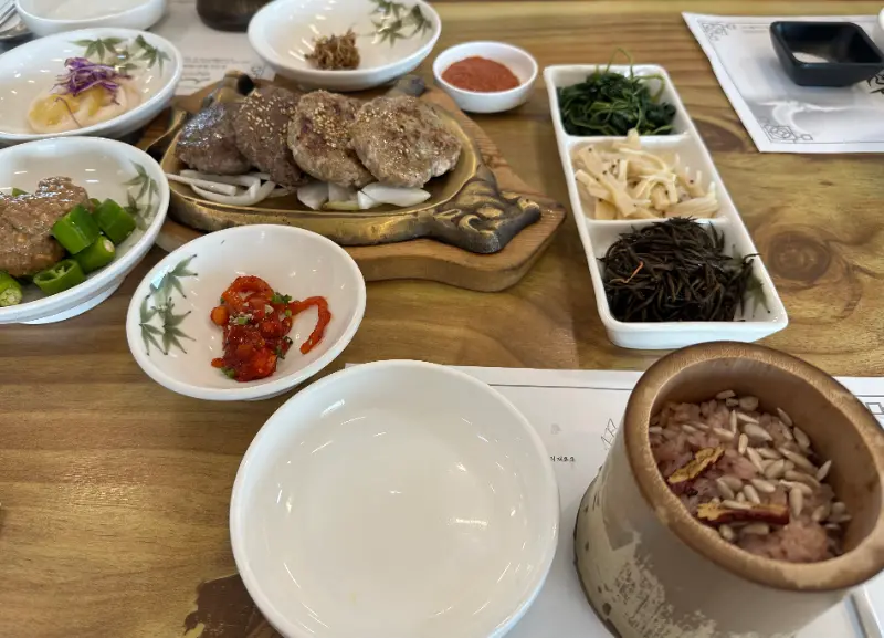 정갈하게 담긴 떡갈비 정식