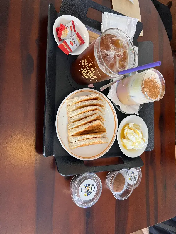 카야 토스트와 음료가 함께 나오는 모습