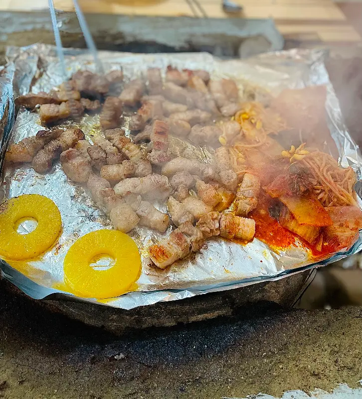 구워진 삼겹살과 김치