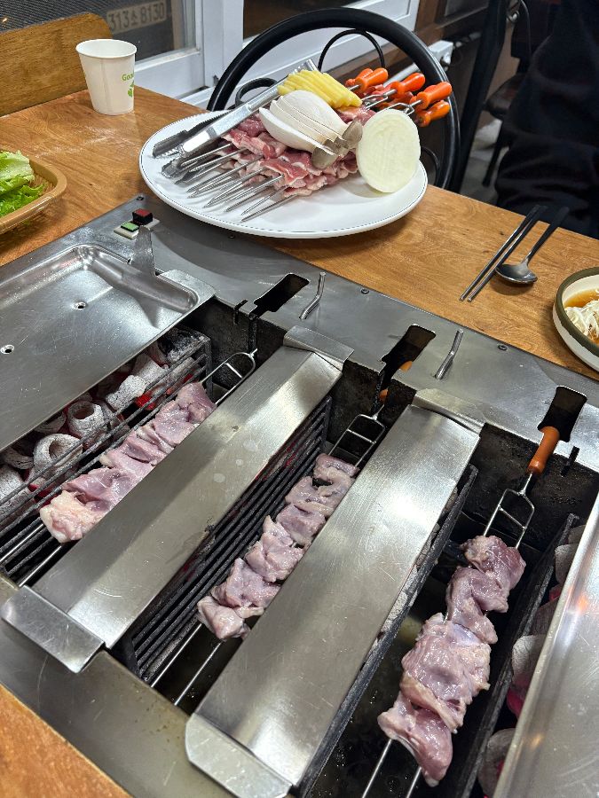 숯불 위에서 익어가는 오리 꼬치