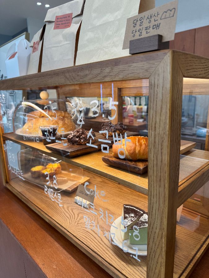 쇼케이스에 진열된 디저트