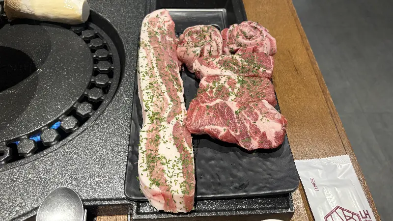 청반도에서 맛있는 식사를 즐기는 사람들