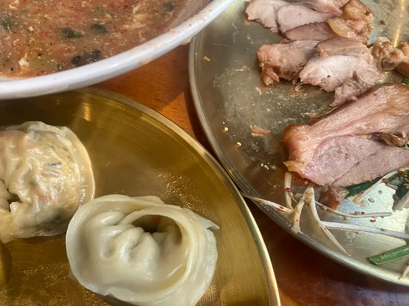 윤기가 좌르르 흐르는 수육의 먹음직스러운 모습