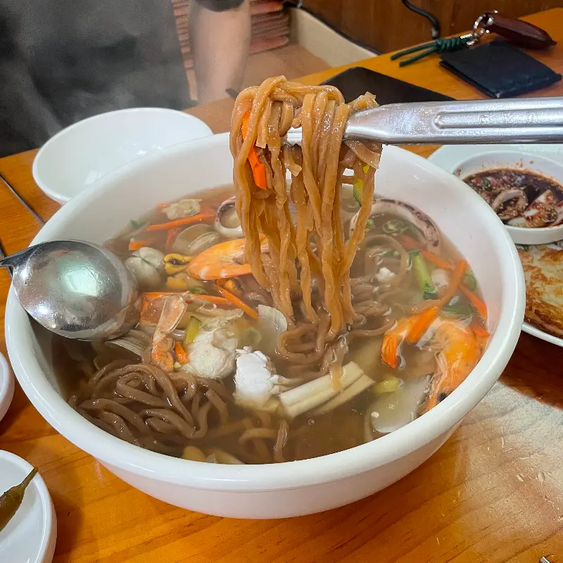 푸짐한 바지락 칼국수