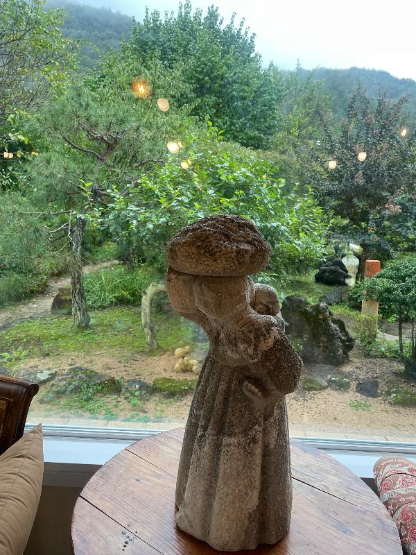 창밖 풍경을 감상하며 차를 마시는 사람들