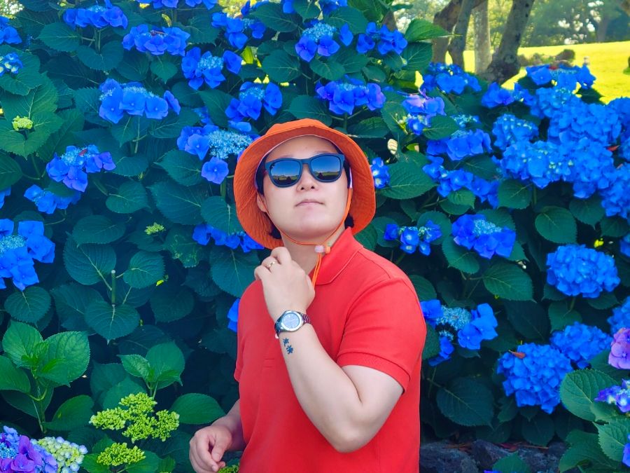 싱그러운 꽃 앞에서 찍은 사진