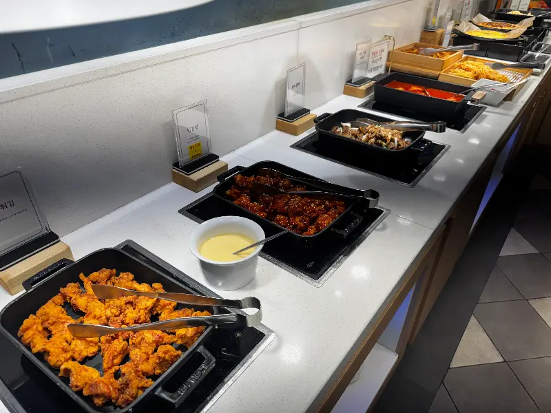 다양한 샐러드바 메뉴