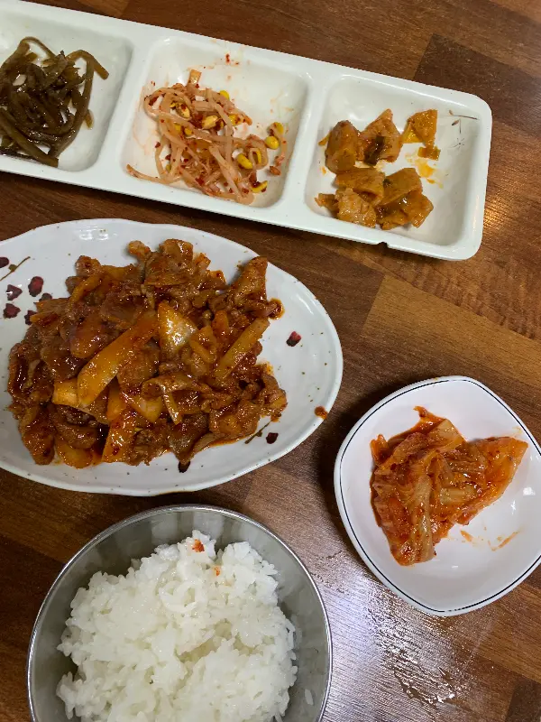 연탄불고기와 밑반찬