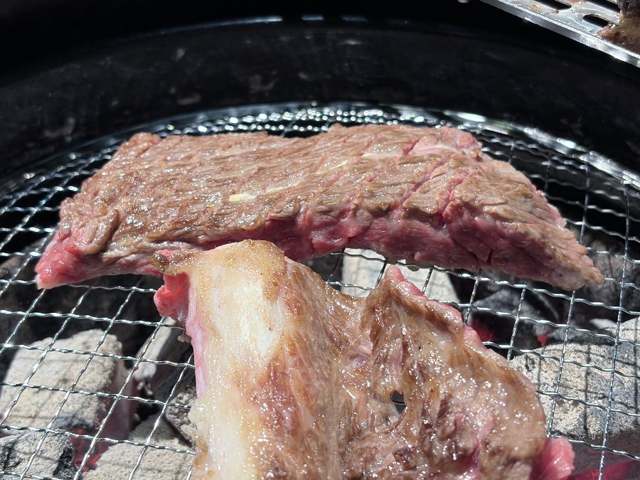 숯불 위에서 맛있게 익어가는 고기