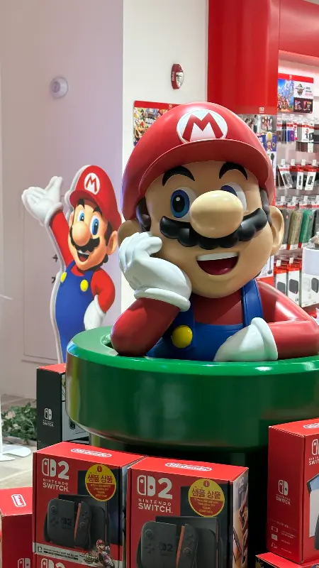 매장 앞 마리오 조형물
