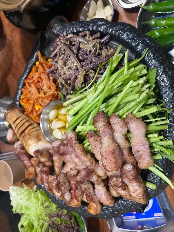 산장삼겹의 푸짐한 한 상 차림