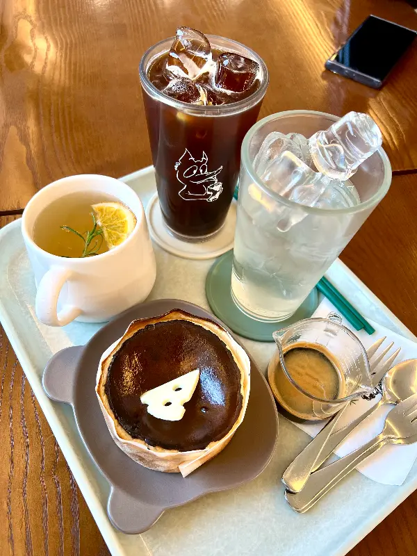 쟁반 위에 놓인 다양한 음료와 디저트