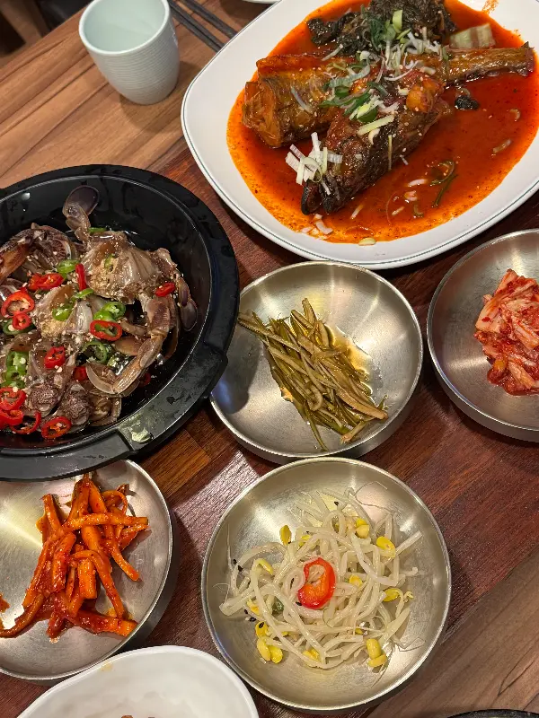 다양한 반찬과 메인 요리