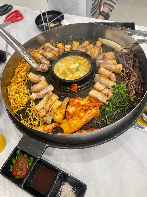 솥뚜껑 삼겹살 전체 모습