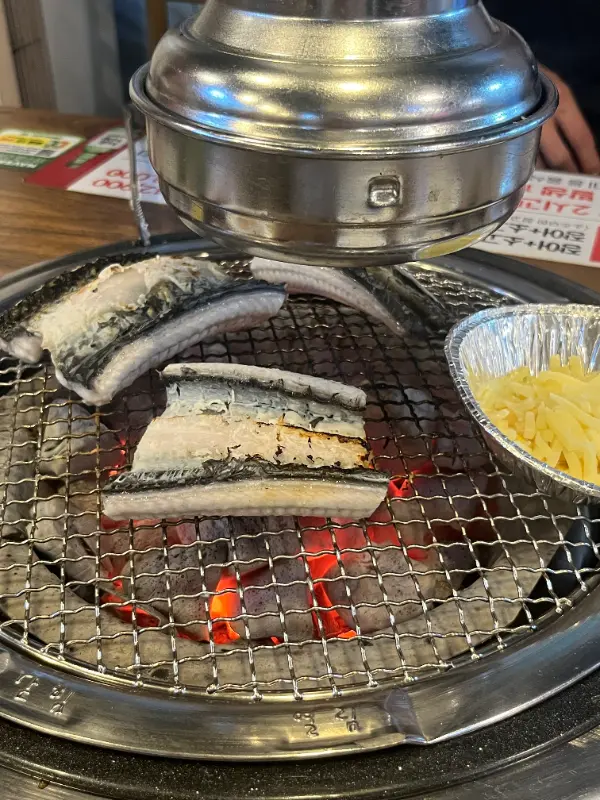 숯불 위에서 구워지는 장어