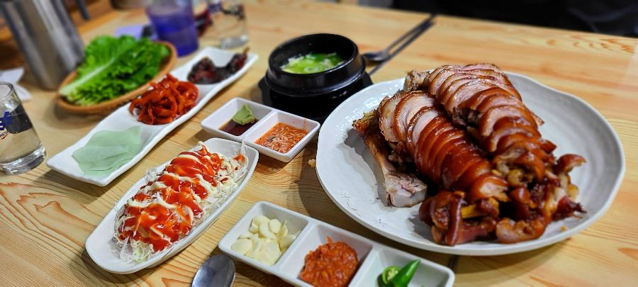 다채로운 곁들임과 함께 즐기는 족발