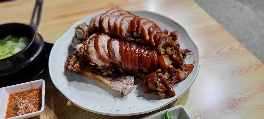 푸짐한 양의 족발 한상차림