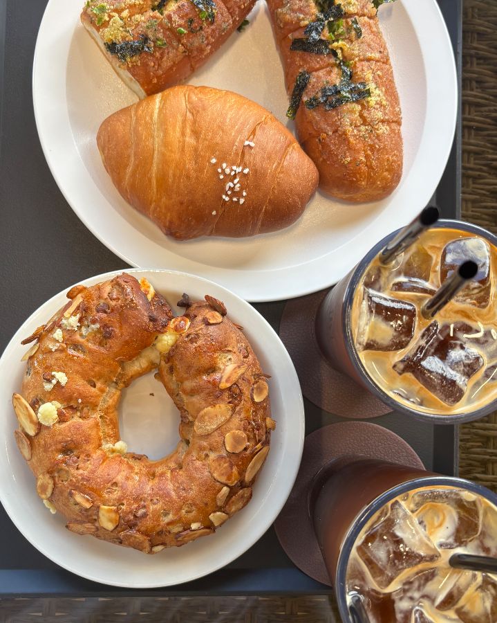 이너프레임 빵과 음료