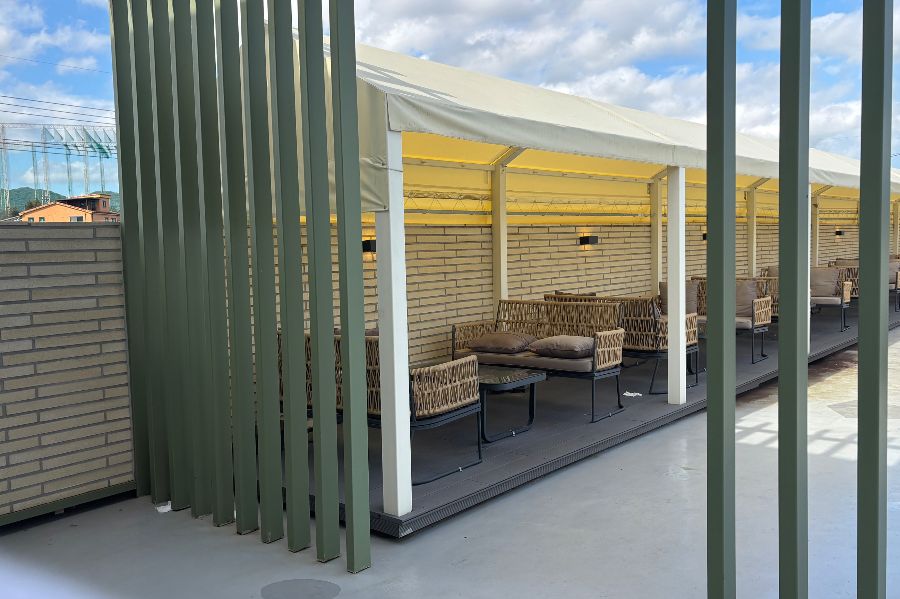 이너프레임 신정호수점 야외 테이블