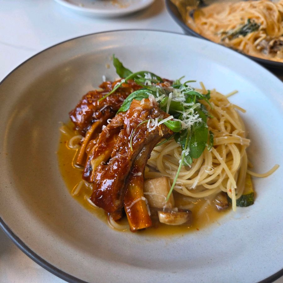 촉촉한 닭다리살이 인상적인 그릴 닭다리 오일 파스타