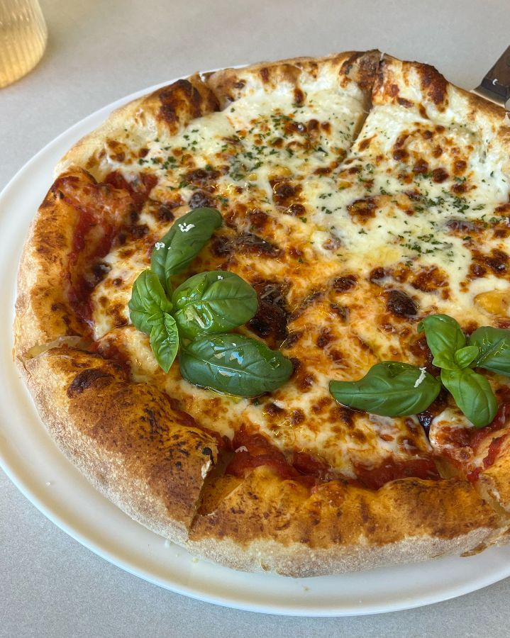 신선한 바질이 올라간 마르게리따 피자