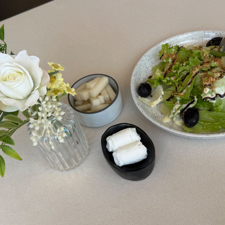 이스트로에서 제공되는 신선한 샐러드와 수제 피클