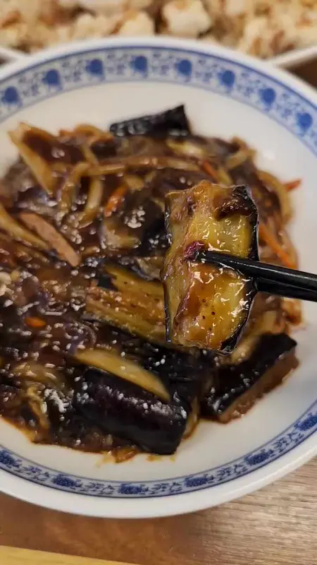 윤기가 흐르는 가지덮밥