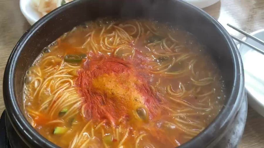 다진 양념이 올려진 어죽