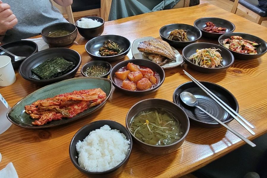 장독식당 한상차림, 다양한 반찬과 고등어 구이가 푸짐하게 제공된다