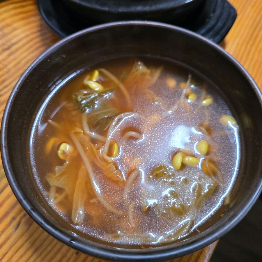 장독식당의 시원한 콩나물국, 맑은 국물에 콩나물과 채소가 어우러져 있다