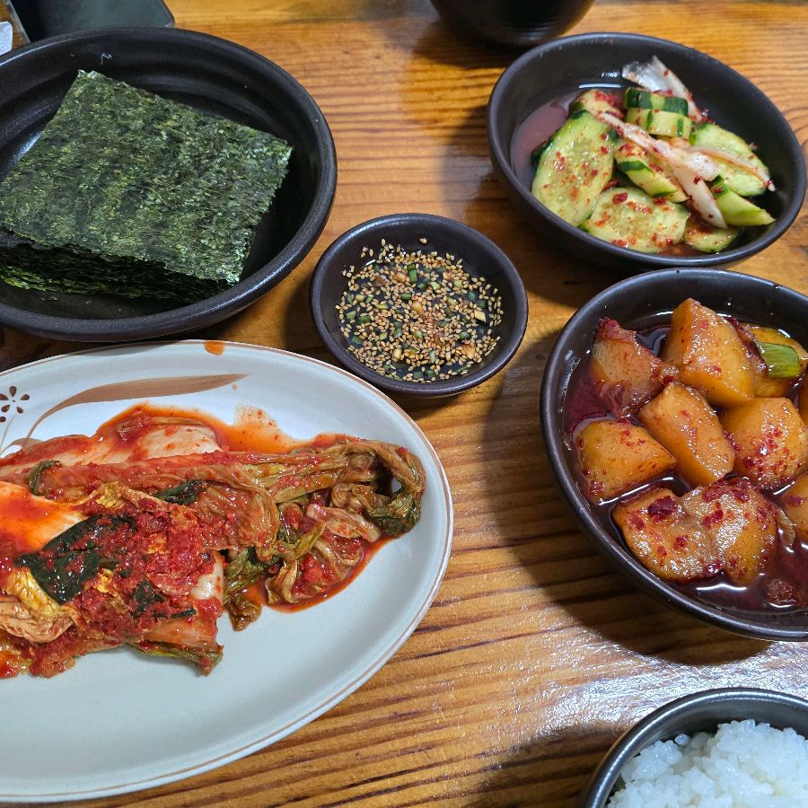 장독식당의 정갈한 밑반찬, 김치, 두부, 해초 등 다채로운 구성