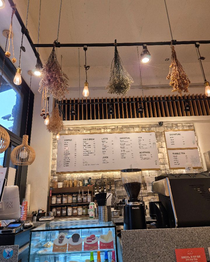 하삼동커피 장현점의 아늑한 인테리어