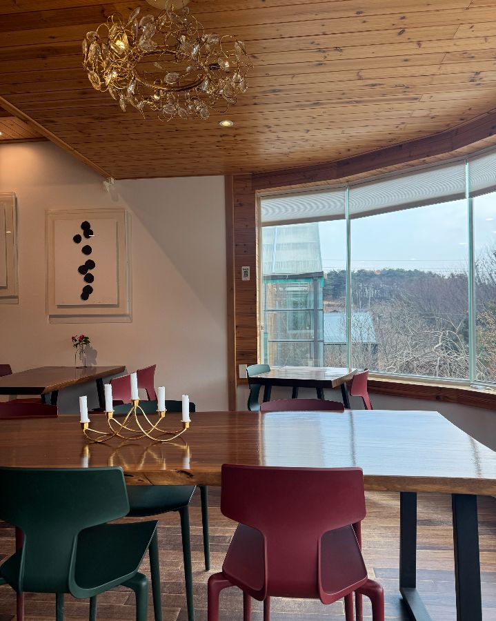 아브리에쎄르 내부 인테리어와 고급스러운 샹들리에