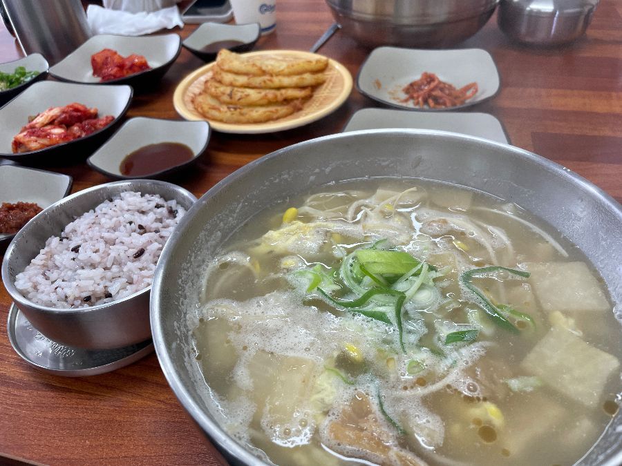 종로면옥 갈비탕과 다채로운 곁들임 찬