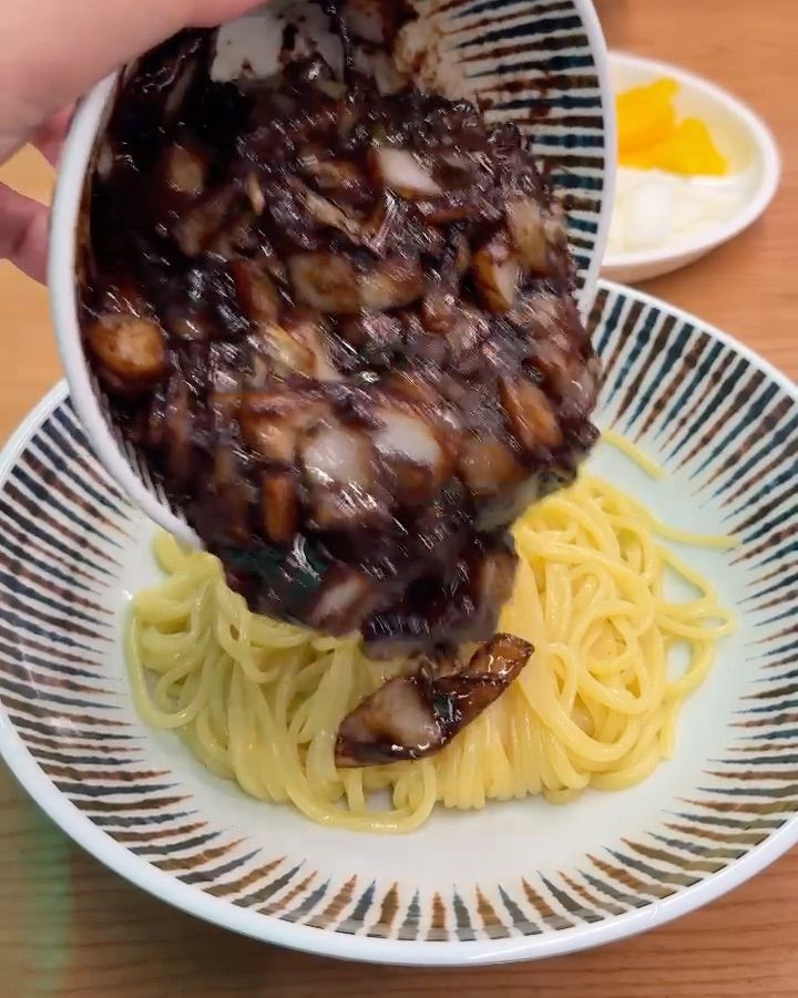 윤기가 흐르는 짜장면