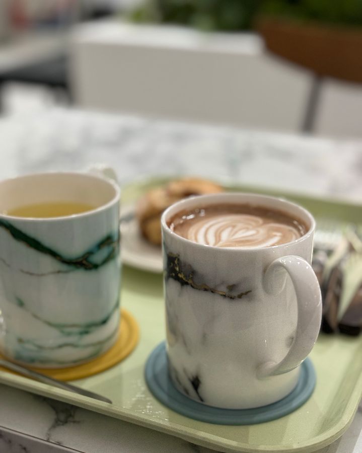 마블링 머그잔에 담긴 음료