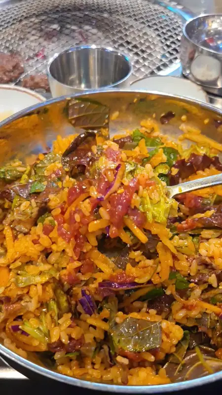 육회비빔밥 비빔 완료