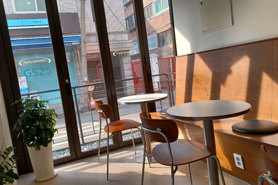 카페 내부 창가 좌석