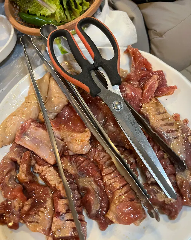 갈매기살과 돼지껍데기 한 접시