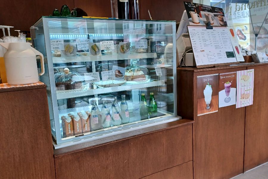 쇼케이스 안의 디저트