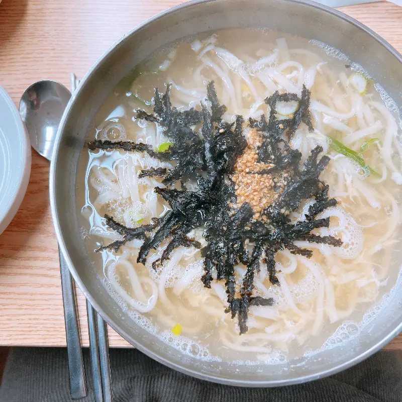 맑은 칼국수의 깔끔한 비주얼