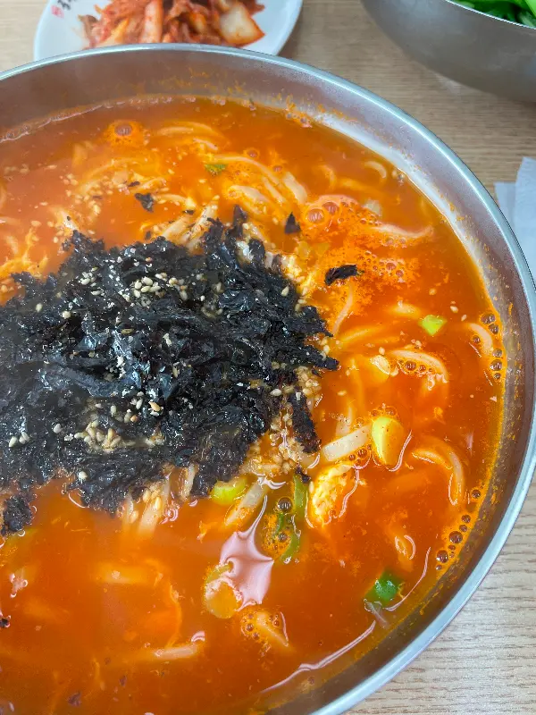 얼큰한 국물이 매력적인 얼큰 칼국수