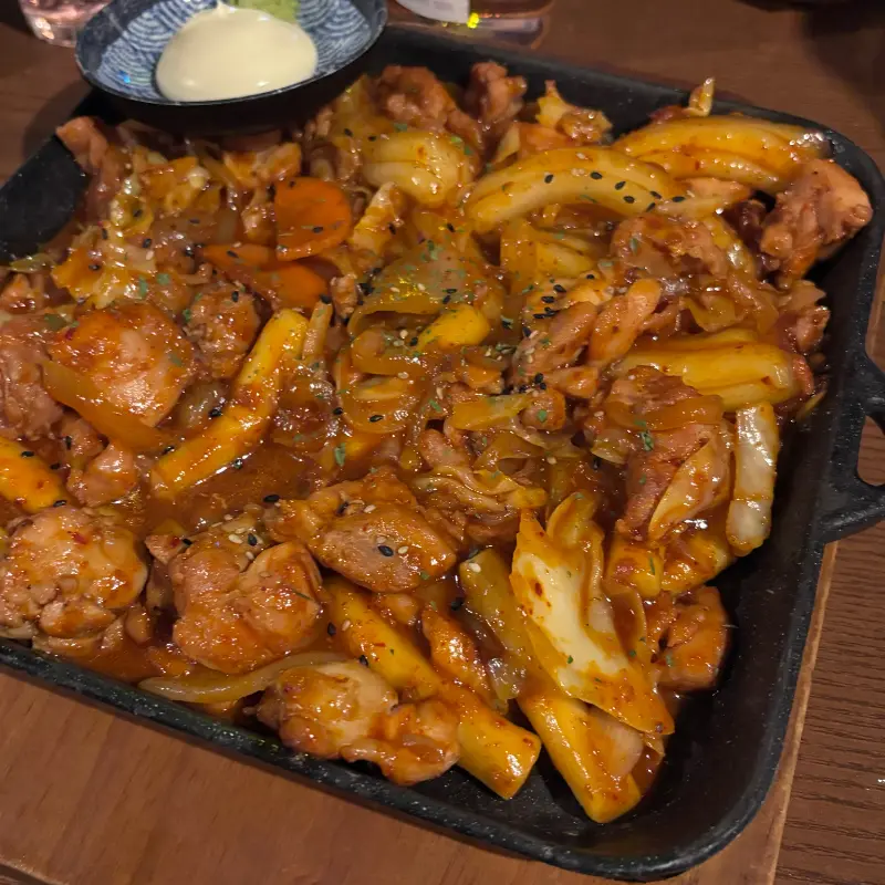 매콤달콤한 양념이 돋보이는 닭갈비