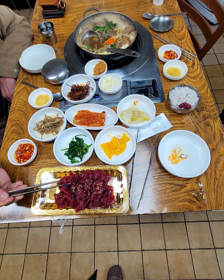 다양한 메뉴를 즐길 수 있는 테이블 세팅