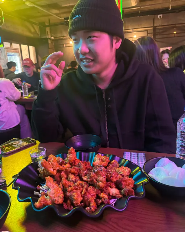 푸짐한 안주와 함께 즐거운 시간을 보내는 사람들