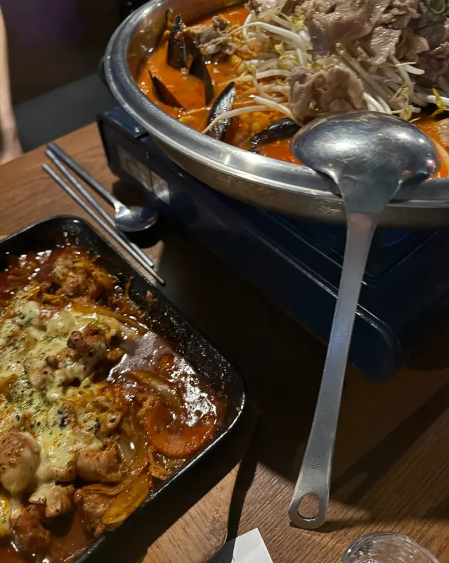 다양한 메뉴를 한 상 가득 차려놓고 즐거운 시간을 보내는 모습