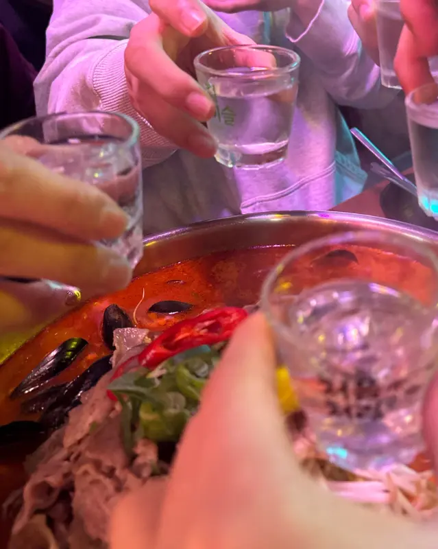 맛있는 안주에 술 한 잔 기울이며 즐거운 시간을 보내는 사람들